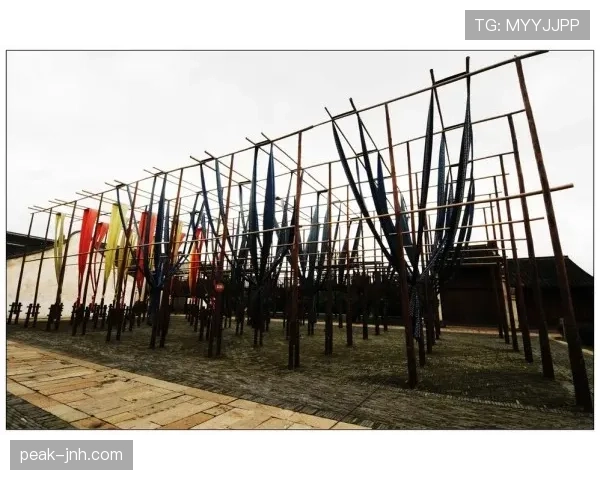 孔帕尼居然把自家后院改成小型训练场，早晨哨声一直响，隔壁阿姨看着还得装作没听见